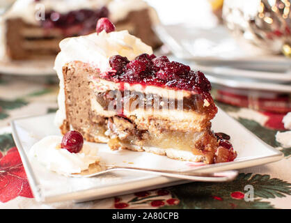 Piecaken- Noël citrouille et tartes aux pommes cuites dans un gâteau aux épices, garni de sauce aux canneberges Banque D'Images