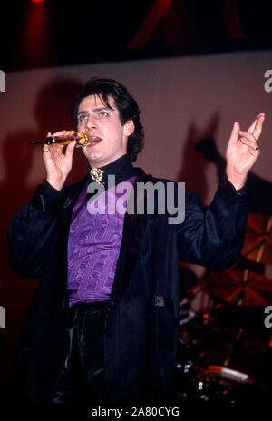 Spandau Ballet sur scène à Londres 1985 : Tony Hadley Banque D'Images