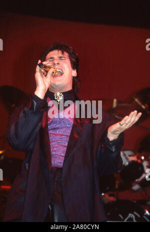 Spandau Ballet sur scène à Londres 1985 : Tony Hadley Banque D'Images