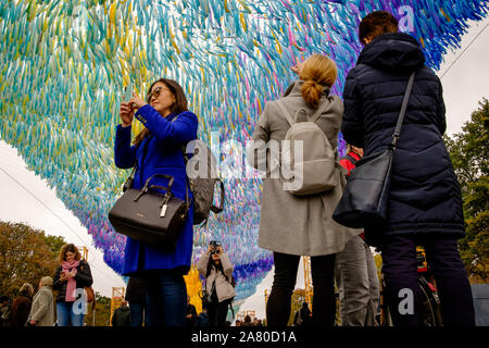 5 novembre 2019 : Les gens prennent vos autoportraits à côté de la 'vision in motion' Art de l'installation. Dans le cadre d'une importante campagne d'art pour marquer le 30e anniversaire de la chute du Mur de Berlin, 30 000 messages flotter au-dessus de Straße des 17. Juni. Crédit : Jan Scheunert/ZUMA/Alamy Fil Live News Banque D'Images