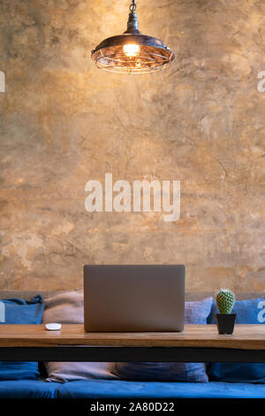 L'équipement de travail Bureau ordinateur portable avec la souris et cactus sur la table à café. Banque D'Images