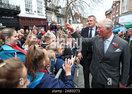 Le Prince de Galles est accueilli par les enfants au cours d'une visite à Ross-on-Wye pour lancer officiellement le festival 2020 Gilpin, pour célébrer le rôle de la ville comme le lieu de naissance du tourisme britannique. Banque D'Images