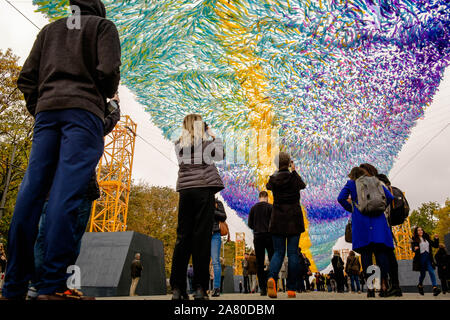 5 novembre 2019 : Les gens de prendre des photos à côté de la 'vision in motion' Art de l'installation. Dans le cadre d'une importante campagne d'art pour marquer le 30e anniversaire de la chute du Mur de Berlin, 30 000 messages flotter au-dessus de Straße des 17. Juni. (Crédit Image : © Jan Scheunert/Zuma sur le fil) Banque D'Images