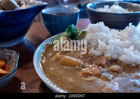 Curry de porc asiatique avec d'autres plats, d'étalonnage des couleurs à la mode Banque D'Images