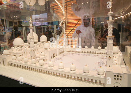 Londres, Royaume-Uni. 05Th Nov, 2019. Une maquette de la Grande Mosquée de UAE montrant leur riche patrimoine culturel et costumes traditionnels au World Travel Market à Londres Excel qui regroupe 51 000 professionnels de l'industrie touristique mondiale sous un même toit pour trouver de nouveaux contacts, de discuter d'affaires pour l'année prochaine, et de partager des connaissances pour déplacer l'industrie, Crédit : Paul/Quezada-Neiman Alamy Live News Banque D'Images