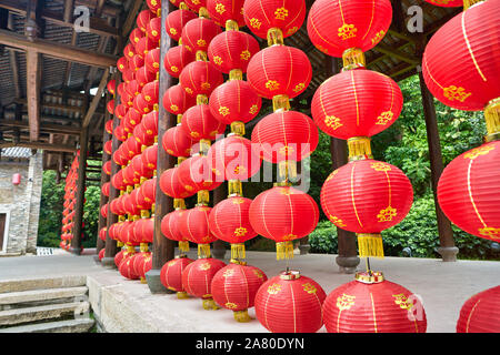 SHENZHEN, CHINE - circa 2019 avril : décorer un bâtiment à Gankeng Ville Hakka à Shenzhen. Gankeng Ville Hakka est un autre tourisme Banque D'Images