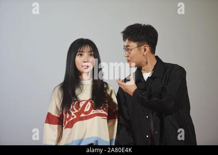 L'actrice chinoise Liu Ada ou Liu Yan et acteur Dong Chengpeng, mieux connu sous le nom de Da Peng, assister à un événement promotionnel pour le nouveau film "Mon cher menteur' dans Ha Banque D'Images