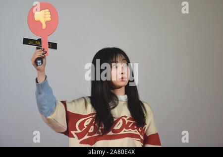 L'actrice chinoise Liu Ada ou Liu Yan assiste à un événement promotionnel pour le nouveau film "Mon cher menteur' dans la ville de Hangzhou, Zhejiang Province de Chine orientale le Nov Banque D'Images