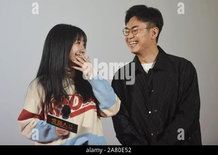 L'actrice chinoise Liu Ada ou Liu Yan et acteur Dong Chengpeng, mieux connu sous le nom de Da Peng, assister à un événement promotionnel pour le nouveau film "Mon cher menteur' dans Ha Banque D'Images