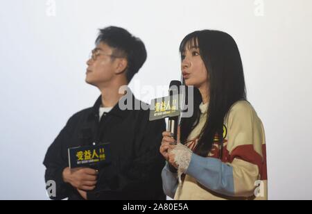 L'actrice chinoise Liu Ada ou Liu Yan et acteur Dong Chengpeng, mieux connu sous le nom de Da Peng, assister à un événement promotionnel pour le nouveau film "Mon cher menteur' dans Ha Banque D'Images