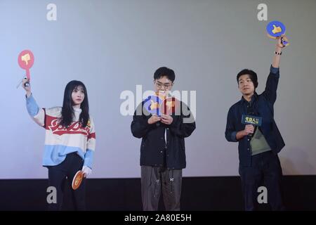(De gauche) actrice chinoise Liu Ada ou Liu Yan, directeur Shen Ao et acteur Dong Chengpeng, mieux connu sous le nom de Da Peng, assister à un événement promotionnel pour la Banque D'Images