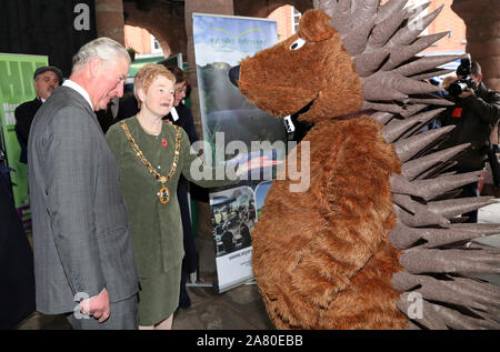 Le Prince de Galles est accueilli par un hérisson géant, un des anciens symboles de Ross-on-Wye, lors d'une visite à Ross-on-Wye pour lancer officiellement le festival 2020 Gilpin, pour célébrer le rôle de la ville comme le lieu de naissance du tourisme britannique. Banque D'Images