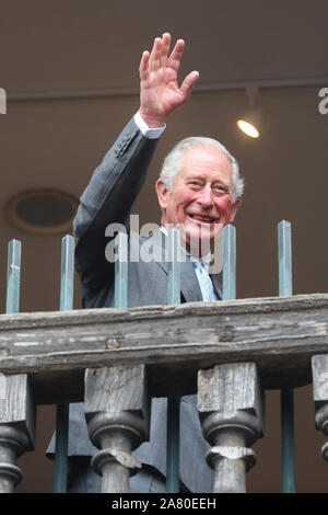 Le Prince de Galles accueille sympathisants depuis le balcon de la salle de marché au cours d'une visite à Ross-on-Wye pour lancer officiellement le festival 2020 Gilpin, pour célébrer le rôle de la ville comme le lieu de naissance du tourisme britannique. Banque D'Images