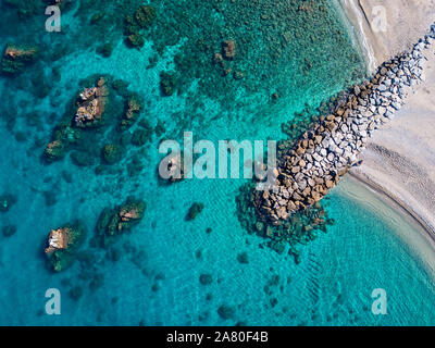 Vue aérienne de la plage de Tropea, une eau cristalline et des rochers sur la plage. Calabria, Italie Banque D'Images