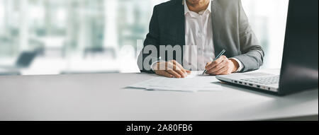 Jeune homme de répondre à écrire des documents au bureau en bureau coworking modernes. copy space Banque D'Images