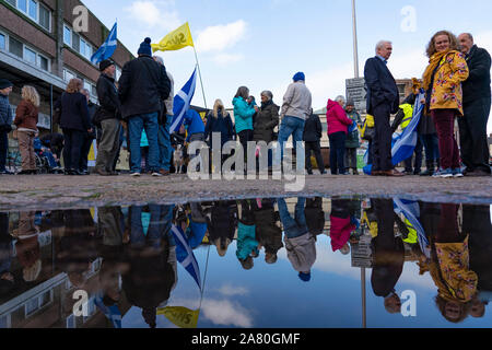 Dalkeith, Ecosse, Royaume-Uni. 5 novembre 2019. Premier ministre Nicola Sturgeon rejoint Owen Thompson, SNP candidat à Midlothian, à faire campagne à Dalkeith au moyeu d'une collectivité publique d'où elle a rencontré les artistes et musiciens. Pic, partisans de SNP attendre Nicola Sturgeon. Iain Masterton/Alamy Live News. Banque D'Images