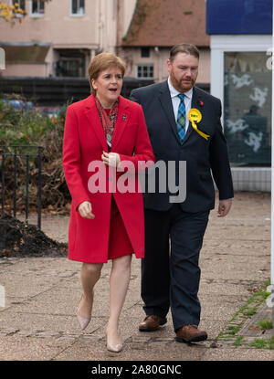 Dalkeith, Ecosse, Royaume-Uni. 5 novembre 2019. Premier ministre Nicola Sturgeon rejoint Owen Thompson, SNP candidat à Midlothian, à faire campagne à Dalkeith au moyeu d'une collectivité publique d'où elle a rencontré les artistes et musiciens. Iain Masterton/Alamy Live News. Banque D'Images