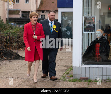 Dalkeith, Ecosse, Royaume-Uni. 5 novembre 2019. Premier ministre Nicola Sturgeon rejoint Owen Thompson, SNP candidat à Midlothian, à faire campagne à Dalkeith au moyeu d'une collectivité publique d'où elle a rencontré les artistes et musiciens. Iain Masterton/Alamy Live News. Banque D'Images