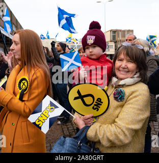 Dalkeith, Ecosse, Royaume-Uni. 5 novembre 2019. Premier ministre Nicola Sturgeon rejoint Owen Thompson, SNP candidat à Midlothian, à faire campagne à Dalkeith au moyeu d'une collectivité publique d'où elle a rencontré les artistes et musiciens. Iain Masterton/Alamy Live News. Banque D'Images