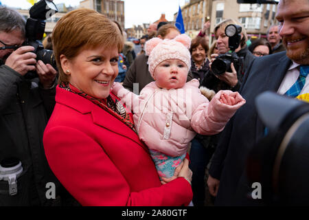 Dalkeith, Ecosse, Royaume-Uni. 5 novembre 2019. Premier ministre Nicola Sturgeon rejoint Owen Thompson, SNP candidat à Midlothian, à faire campagne à Dalkeith au moyeu d'une collectivité publique d'où elle a rencontré les artistes et musiciens. Iain Masterton/Alamy Live News. Banque D'Images