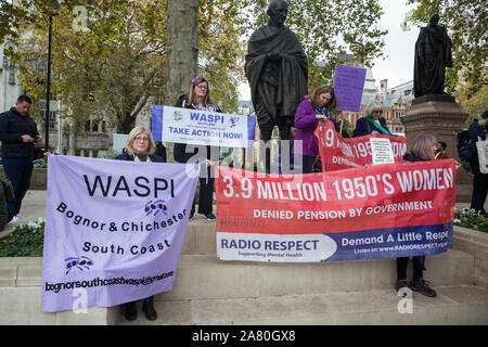 Londres, Royaume-Uni. 5 novembre, 2019. Des militants du WASPI (Femmes contre la Pension d'état d'inégalité) Manifestation à la place du Parlement pour appeler à des mécanismes de pension de transition équitable pour les femmes nées dans les années 50, touché par les changements à l'âge de la retraite (SPA), y compris une "passerelles" pour fournir un revenu de retraite à partir de l'âge de 60 ans jusqu'à l'âge légal de la retraite et d'indemnisation pour les pertes subies par les femmes qui ont déjà atteint leur SPA. Credit : Mark Kerrison/Alamy Live News Banque D'Images