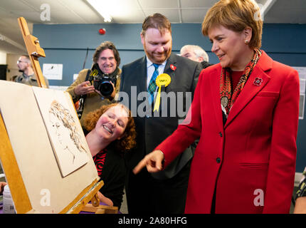 Dalkeith, Ecosse, Royaume-Uni. 5 novembre 2019. Premier ministre Nicola Sturgeon rejoint Owen Thompson, SNP candidat à Midlothian, à faire campagne à Dalkeith au moyeu d'une collectivité publique d'où elle a rencontré les artistes et musiciens. Nicola Sturgeon s'entretient à l'artiste local au sujet de son travail. Iain Masterton/Alamy Live News. Banque D'Images