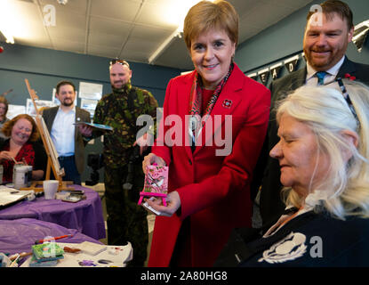 Dalkeith, Ecosse, Royaume-Uni. 5 novembre 2019. Premier ministre Nicola Sturgeon rejoint Owen Thompson, SNP candidat à Midlothian, à faire campagne à Dalkeith au moyeu d'une collectivité publique d'où elle a rencontré les artistes et musiciens. Nicola Sturgeon s'entretient à l'artiste local au sujet de son travail. Iain Masterton/Alamy Live News. Banque D'Images