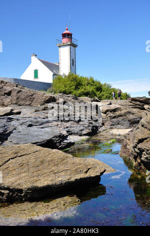 Le phare sur l'île de Groix en été, France. reflet dans l'eau apportée par la marée Banque D'Images