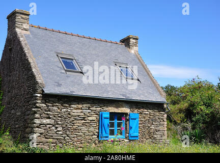 Maison en pierre sur l'île de Groix en été, France. campagne, calme et mer Banque D'Images