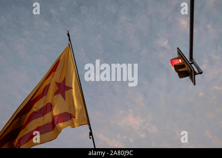 Barcelone, Espagne. 4ème Nov, 2019. L'indépendance catalane un drapeau flotte au cours d'une manifestation à Barcelone contre le roi d'Espagne visite. Banque D'Images