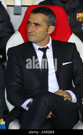 PRAGUE, RÉPUBLIQUE TCHÈQUE - le 23 octobre 2019 : Barcelone manager Ernesto Valverde ressemble au cours de l'UEFA Champions League match contre le Slavia Praha à Eden Arena à Prague, République Tchèque Banque D'Images