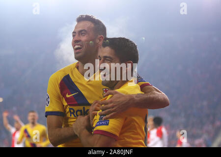 PRAGUE, RÉPUBLIQUE TCHÈQUE - le 23 octobre 2019 : Sergio Busquets et Luis Suarez de Barcelone célébrer après avoir marqué un but au cours de l'UEFA Champions League match contre le Slavia Praha à Eden Arena à Prague Banque D'Images