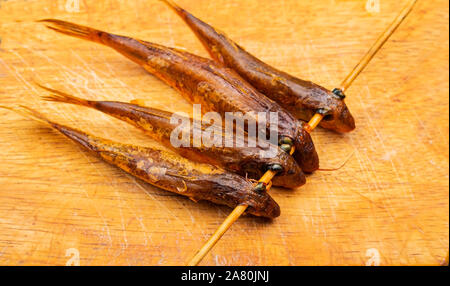 Le Mulet séchés sur une planche en bois sur la table. Cuisine poissons et fruits de mer. Snack délicieux Banque D'Images
