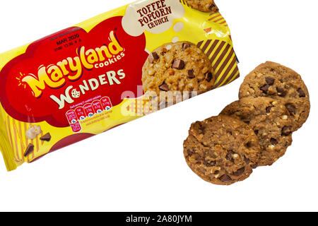 Paquet de Maryland cookies caramel crunch popcorn merveilles ouvert à avec un contenu retiré situé sur fond blanc Banque D'Images