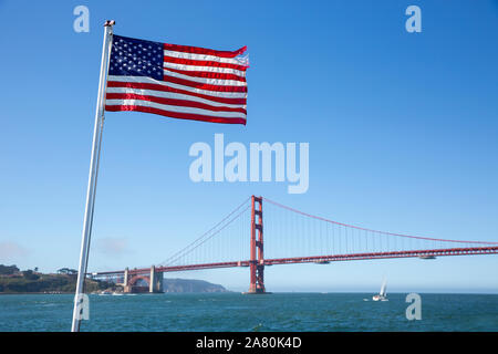 Stars and Stripes flag flying avec le Golden Gate Bridge en arrière-plan. Banque D'Images