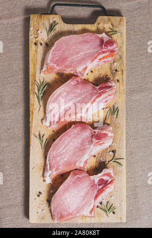 Carré de porc sur un os se trouve réduit à un conseil Banque D'Images