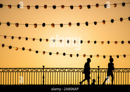 Les piétons sur le pont de Triana au cours de Vela de Santa Ana festival, Séville, Espagne Banque D'Images