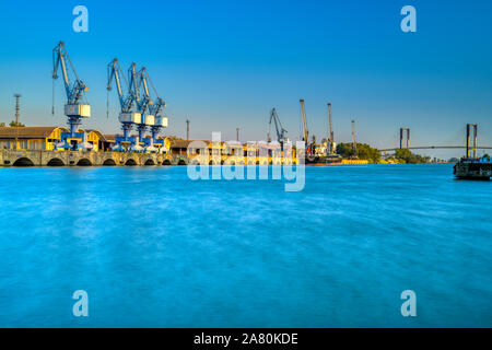 Seul jib grues portail, accessible de la rivière port de Séville, Espagne. Banque D'Images