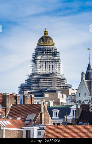 Vue éloignée sur le 'Palais de Justice' / Law Courts plaqués ou doublés d'échafaudages - Bruxelles, Belgique. Banque D'Images