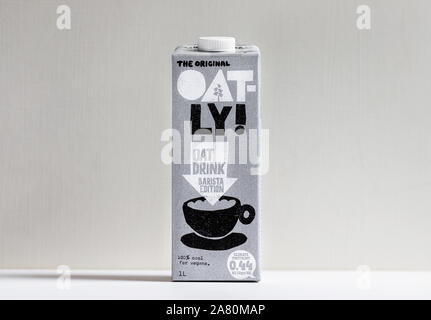 London / UK - 3 novembre 2019 - carton de lait Oatly debout sur un tableau blanc. Oatly est une alternative sans produits laitiers lait végétalien. Banque D'Images