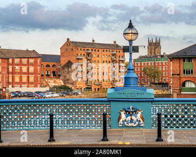 Lampe rue illumine comme crépuscule approches sur le pont de Leeds Leeds West Yorkshire Angleterre Banque D'Images