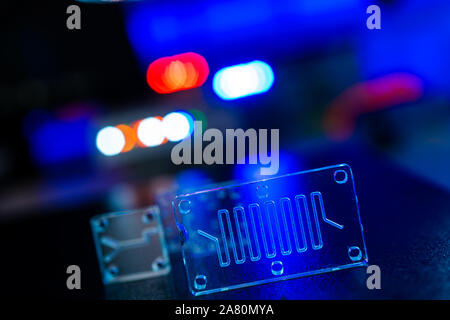 Dispositif microfluidique Instrument qui utilise des micro-quantités de fluide sur une puce de faire certaines analyses de laboratoire. Banque D'Images
