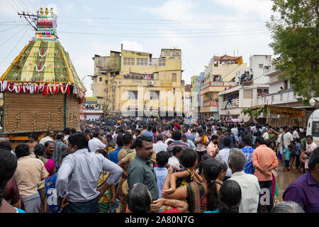 Foule de fidèles célébrant Kutti Kudithal Festival à Trichy, Tamil Nadu, Inde Banque D'Images