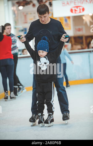 LVIV, UKRAINE - 3 Février 2019 : comment patiner sur glace ski Banque D'Images