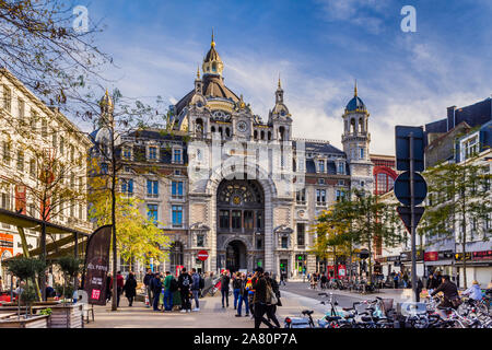 L'extérieur de la gare centrale d'Anvers - Anvers, Belgique. Banque D'Images