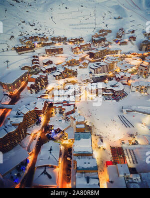 Drone aérien tourné crépuscule vue sur Val Thorens, station de ski en haut Savoie, France Banque D'Images