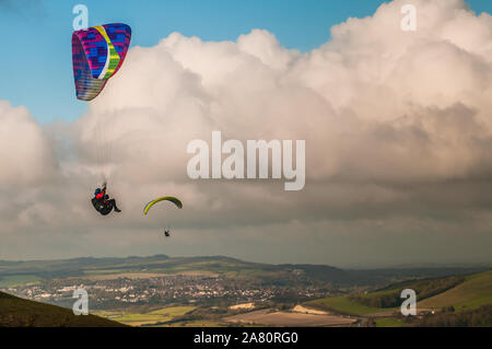 Firle, Lewes, East Sussex, Royaume-Uni..5 novembre 2019.. Un jour plus lumineux que tard avec le vent plus froid du Nord amène les pilotes de parapente à l'emplacement populaire dans les South Downs. . Banque D'Images