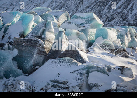 Journée ensoleillée au Glacier Svinafellsjökull. Neige, glace bleue. Banque D'Images