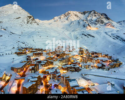 Drone aérien tourné crépuscule vue sur Val Thorens, station de ski en haut Savoie, France Banque D'Images