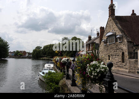 La Tamise à St Helen's Wharf à Abingdon-on-Thames, un marché de la ville historique de South Oxfordshire en Angleterre. Saint Helen's Wharf est à 100 Banque D'Images